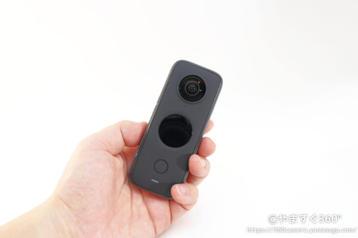 Insta360 ONE X2を手に持った様子